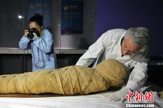 ͼΪ������֮�á����Ű����˵������ۡ���չ���䲼չ�ֳ���ר�����ڶ�������е㽻�������� ��