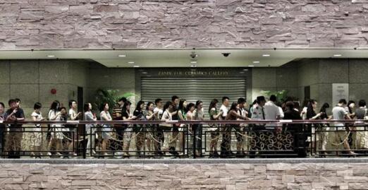 ����Ӣ����ݰ���չ���ο��Ŷ����ĸ�Сʱ�����볡